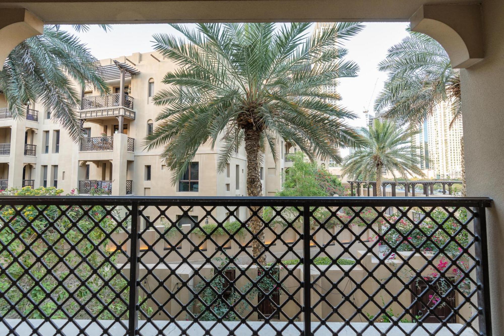 Burjside Rehan Retreat-1br Near Mall Apartment